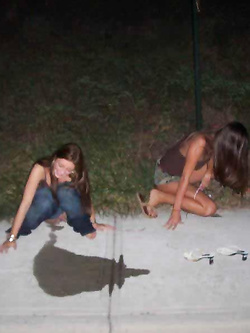 Ragazze ubriache pisciano N.2