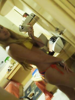 Autofoto di belle ragazze