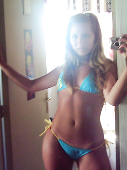 Autofoto di belle ragazze