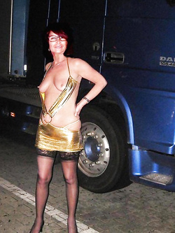 Troia matura esibizionista