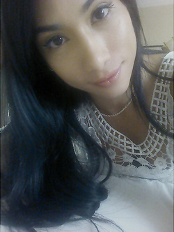 Selfie nuda di una troietta mezza asiatica