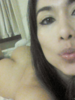 Selfie nuda di una troietta mezza asiatica