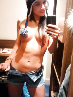 Selfie nuda di una troietta mezza asiatica