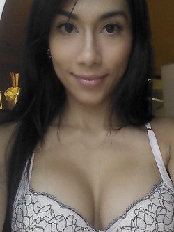 Selfie nuda di una troietta mezza asiatica