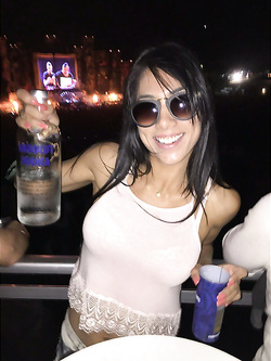 Selfie nuda di una troietta mezza asiatica