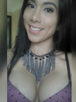 Selfie nuda di una troietta mezza asiatica