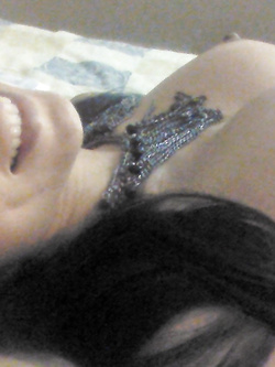 Selfie nuda di una troietta mezza asiatica