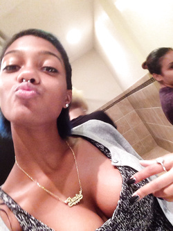 Selfie di una super figona mulatta