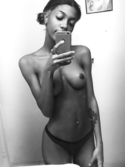 Selfie di una super figona mulatta