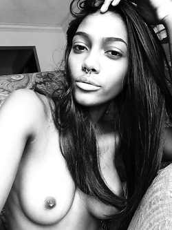 Selfie di una super figona mulatta