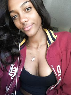 Selfie di una super figona mulatta