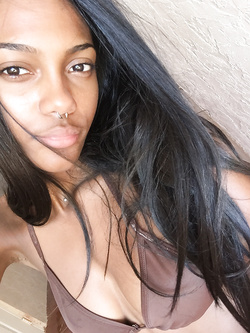 Selfie di una super figona mulatta