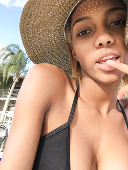 Selfie di una super figona mulatta