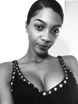 Selfie di una super figona mulatta