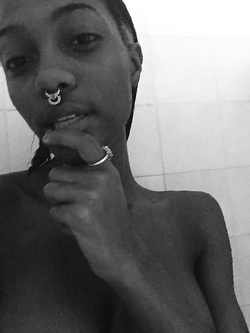 Selfie di una super figona mulatta