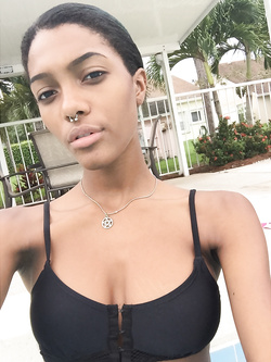 Selfie di una super figona mulatta