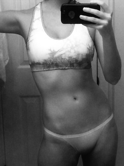 Autoscatti amatoriali sexy di una 18 enne