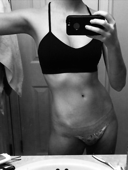 Autoscatti amatoriali sexy di una 18 enne