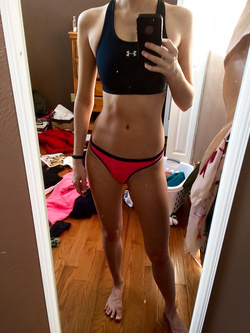 Autoscatti amatoriali sexy di una 18 enne