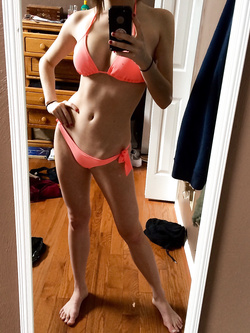 Autoscatti amatoriali sexy di una 18 enne