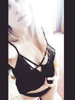 Selfie di una troietta inglese tettona