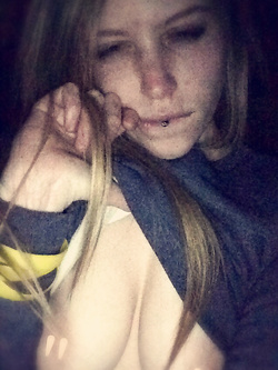 Selfie di una troietta inglese tettona