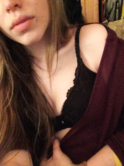 Selfie di una troietta inglese tettona