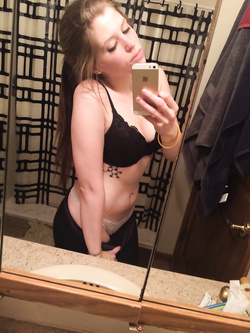 Selfie di una troietta inglese tettona