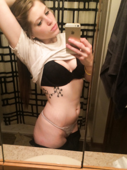 Selfie di una troietta inglese tettona