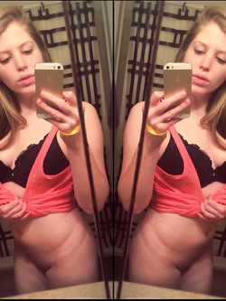 Selfie di una troietta inglese tettona