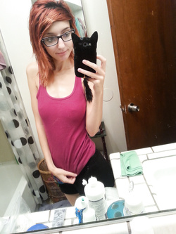 Troietta emo si fa i selfie mentre si masturba