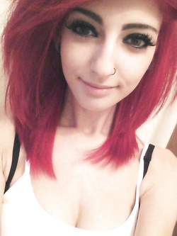 Troietta emo si fa i selfie mentre si masturba