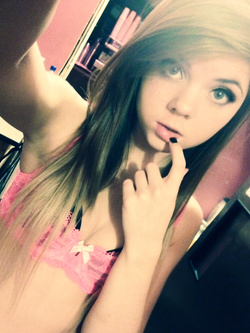 Autoscatti hot di una 19enne in lingerie