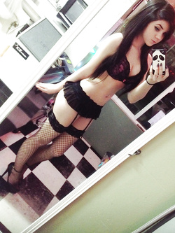 Autoscatti hot di una 19enne in lingerie