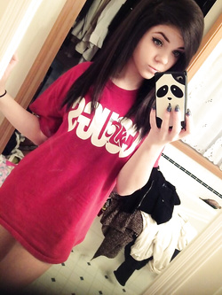 Autoscatti hot di una 19enne in lingerie