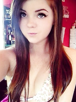 Autoscatti hot di una 19enne in lingerie