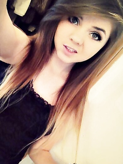 Autoscatti hot di una 19enne in lingerie