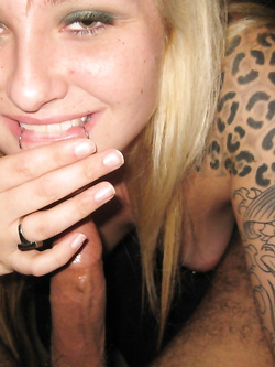 Puttanella ubriaca bionda tatuata fa pompino