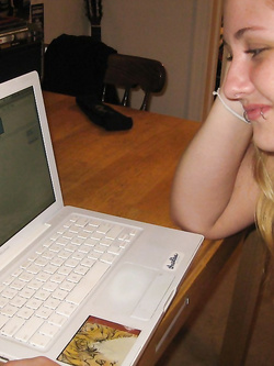 Puttanella ubriaca bionda tatuata fa pompino