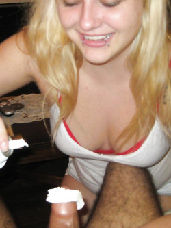 Puttanella ubriaca bionda tatuata fa pompino