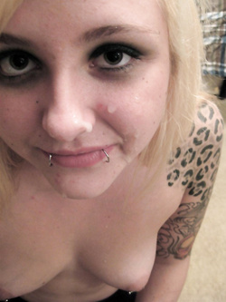 Puttanella ubriaca bionda tatuata fa pompino