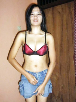 Foto di una troietta indocinese nuda