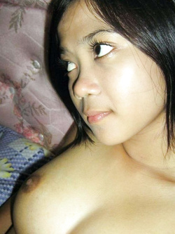 Foto di una troietta indocinese nuda