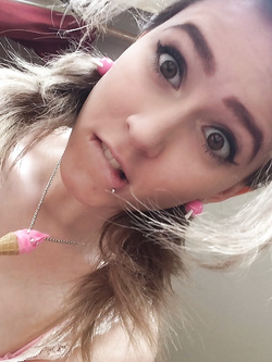 Foto di una 19enne rubate da Whatsapp