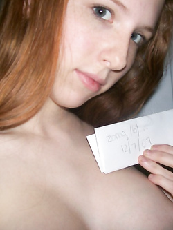 Piccola troia rossa ha voglia di cazzo