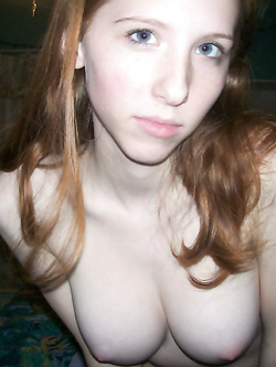 Piccola troia rossa ha voglia di cazzo