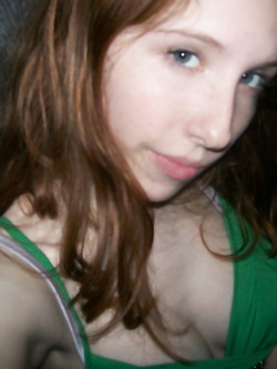 Piccola troia rossa ha voglia di cazzo