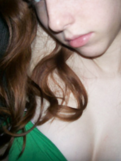 Piccola troia rossa ha voglia di cazzo