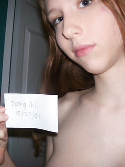 Piccola troia rossa ha voglia di cazzo