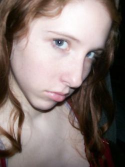 Piccola troia rossa ha voglia di cazzo